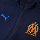 chándal Puma Olympique de Marseille 24/25, chaqueta Puma Olympique de Marseille azul marino, chaqueta fútbol Olympique de Marseille, ropa deportiva Puma Olympique de Marseille, chándal azul marino Puma, chándal Puma con detalles naranjas, chándal oficial Olympique de Marseille, chaqueta deportiva Puma, ropa deportiva Puma, chándal fútbol Olympique de Marseille, chaqueta Puma naranja, ropa de fútbol Olympique de Marseille, chándal Puma original, chándal Puma 2024, chaqueta fútbol con detalles naranja, chánda