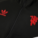 Chándal Manchester United, Chándal Adidas Manchester United, Chándal Manchester United 24/25, Chándal Manchester United negro, Chándal Manchester United detalles rojos, Ropa deportiva Manchester United, Chándal Adidas Manchester United, Chándal con escudo Manchester United, Chándal Manchester United para entrenar, Chándal Adidas Manchester United 2024, Chándal Manchester United oficial, Chándal Adidas Manchester United con cremallera, Chándal Manchester United para aficionados, Chándal Adidas con logo Manch