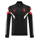 Chándal Manchester United, Chándal Adidas Manchester United, Chándal Manchester United 24/25, Chándal Manchester United negro, Chándal Manchester United detalles rojos, Ropa deportiva Manchester United, Chándal Adidas Manchester United, Chándal con escudo Manchester United, Chándal Manchester United para entrenar, Chándal Adidas Manchester United 2024, Chándal Manchester United oficial, Chándal Adidas Manchester United con cremallera, Chándal Manchester United para aficionados, Chándal Adidas con logo Manch