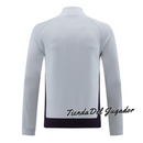 Chándal Bayern Munich, Chándal Adidas Bayern Munich, Ropa deportiva Bayern Munich, Chándal de fútbol Bayern Munich, Chándal gris y negro Bayern Munich, Chándal Adidas AEROREADY, Chándal Adidas Bayern Munich, Ropa de fútbol Bayern Munich, Chándal deportivo Bayern Munich, Chándal Adidas Bayern Munich gris.