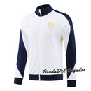 chándal Nike Pumas 24/25, chándal Pumas blanco y azul marino, ropa deportiva Pumas, chándal Nike Pumas 2024, chándal Pumas oficial, chándal Nike 2024, chándal Pumas UNAM, chándal Nike con logo Pumas, ropa deportiva de fútbol Pumas, chándal Pumas para hombre, chándal Pumas para mujer, chándal Nike deportivo, chándal Dri-FIT Pumas, chándal Pumas con detalles en azul marino, chándal Nike para entrenamiento, chándal Pumas UNAM 2024.