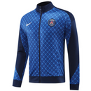 chándal Nike PSG 24/25, chándal PSG azul marino, ropa deportiva PSG, chándal Nike PSG, chándal PSG 2024, chándal Nike 2024, chándal PSG con detalles en rojo y blanco, chándal Nike Dri-FIT, chándal PSG oficial, chándal Nike deportivo, chándal PSG para hombre, chándal PSG para mujer, chándal azul marino Nike, ropa deportiva de fútbol PSG, chándal PSG original, chándal Nike con logo PSG.