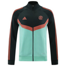 El Chándal Adidas Bayern Munich 24/25 Negro y Verde es la prenda deportiva perfecta para los verdaderos fanáticos del FC Bayern Munich. Con un diseño innovador en tonos negro y verde, este chándal combina el estilo moderno con la tradición del equipo. El color negro aporta elegancia, mientras que el verde agrega un toque vibrante y fresco, reflejando la energía y el dinamismo de uno de los clubes más grandes del fútbol mundial.

El Chándal Adidas Bayern Munich 24/25 Negro y Verde está fabricado con la avanz