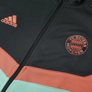 El Chándal Adidas Bayern Munich 24/25 Negro y Verde es la prenda deportiva perfecta para los verdaderos fanáticos del FC Bayern Munich. Con un diseño innovador en tonos negro y verde, este chándal combina el estilo moderno con la tradición del equipo. El color negro aporta elegancia, mientras que el verde agrega un toque vibrante y fresco, reflejando la energía y el dinamismo de uno de los clubes más grandes del fútbol mundial.

El Chándal Adidas Bayern Munich 24/25 Negro y Verde está fabricado con la avanz