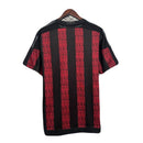 Camiseta hombre retro AC Milan primera equipación temporada 2015 2016 franjas rojas y negras calidad 1.1 oficial, AC Milan Retro, Camiseta Milan 15/16, Camiseta clásica Milan, Ropa retro fútbol Italia, Calidad 1.1 Rossonero, Tienda Hincha Futbolero, San Siro, Bacca Retro, Bloke Core Milan, Camisetas antiguas 2026.