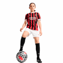 AC Milan 2024 infantil, Conjunto niño Milan, Camiseta roja y negra niño, Short Milan infantil, Ropa oficial AC Milan kids, Kit fútbol niño 24/25, Regalo fútbol infantil Milan, Equipación San Siro niño, Comprar conjunto barato, Tienda Hincha Futbolero.