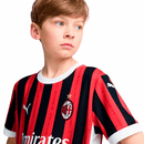 AC Milan 2024 infantil, Conjunto niño Milan, Camiseta roja y negra niño, Short Milan infantil, Ropa oficial AC Milan kids, Kit fútbol niño 24/25, Regalo fútbol infantil Milan, Equipación San Siro niño, Comprar conjunto barato, Tienda Hincha Futbolero.