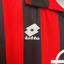 Camiseta hombre retro AC Milan primera equipación temporada 1997 1998 franjas rojas y negras calidad 1.1 oficial, AC Milan Retro, Camiseta Milan 97/98, Camiseta clásica Milan, Ropa retro fútbol Italia, Calidad 1.1 Rossonero, Tienda Hincha Futbolero, San Siro, Maldini Retro, Bloke Core Milan, Camisetas antiguas 90s.