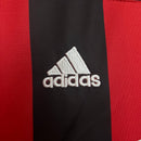 Conjunto infantil retro AC Milan 1998 1999 primera equipación roja y negra con pantalón blanco calidad 1.1 premium época George Weah centenario oficial, Milan infantil retro, Conjunto niño Milan 1998 rossonero, Ropa AC Milan niños retro, Equipación Milan junior 98/99, Calidad 1.1 infantil, Tienda Hincha Futbolero, Regalo niño Milan fútbol, Camiseta roja y negra niño retro, Milan Kids Retro 1998.