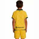 AC Milan 2026 infantil, Conjunto niño Milan, Camiseta AC Milan amarilla, Equipación Milan infantil 25/26, Ropa oficial AC Milan kids, Kit fútbol niño Milan, Regalo fútbol infantil, Comprar conjunto Milan barato, Tienda Hincha Futbolero.