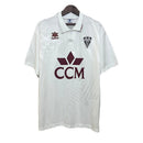 Camiseta hombre Albacete Balompié temporada 1995 1996 primera equipación blanca detalles rojos retro calidad 1.1 premium Tienda Hincha Futbolero. Albacete 1995, Albacete 1996, Camiseta Albacete retro, Ropa Albacete clásica, Camiseta Albacete blanca, Calidad 1.1 Albacete, Queso Mecánico Retro, Tienda Hincha Futbolero, Albacete Retro Jersey 95/96.