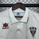 Camiseta hombre Albacete Balompié temporada 1995 1996 primera equipación blanca detalles rojos retro calidad 1.1 premium Tienda Hincha Futbolero. Albacete 1995, Albacete 1996, Camiseta Albacete retro, Ropa Albacete clásica, Camiseta Albacete blanca, Calidad 1.1 Albacete, Queso Mecánico Retro, Tienda Hincha Futbolero, Albacete Retro Jersey 95/96.