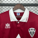 Camiseta hombre retro Albacete Balompié segunda equipación roja temporada 1994 1995 calidad 1.1 oficial, Albacete retro 1994, Camiseta Albacete roja, Camiseta antigua Albacete, Jersey Albacete vintage 94/95, Calidad 1.1 Albacete, Tienda Hincha Futbolero, La Liga clásica, Bloke Core Albacete, Regalo fútbol hombre Albacete, Camiseta Queso Mecánico retro.