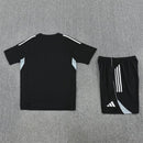 Alemania 2026 entrenamiento, Conjunto hombre Alemania, Camiseta negra Alemania, Pantalón negro Alemania, Ropa oficial Alemania DFB, Kit entrenamiento fútbol hombre, Regalo fútbol hombre Alemania, Equipación Die Mannschaft, Comprar conjunto barato, Tienda Hincha Futbolero.