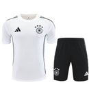 Alemania 2026 entrenamiento, Conjunto hombre Alemania, Camiseta blanca Alemania, Pantalón negro Alemania, Ropa oficial Alemania DFB, Kit entrenamiento fútbol hombre, Regalo fútbol hombre Alemania, Equipación Die Mannschaft, Comprar conjunto barato, Tienda Hincha Futbolero.