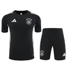 Alemania 2026 entrenamiento, Conjunto hombre Alemania, Camiseta negra Alemania, Pantalón negro Alemania, Ropa oficial Alemania DFB, Kit entrenamiento fútbol hombre, Regalo fútbol hombre Alemania, Equipación Die Mannschaft, Comprar conjunto barato, Tienda Hincha Futbolero.
