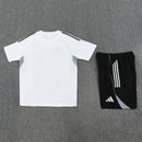 Alemania 2026 entrenamiento, Conjunto hombre Alemania, Camiseta blanca Alemania, Pantalón negro Alemania, Ropa oficial Alemania DFB, Kit entrenamiento fútbol hombre, Regalo fútbol hombre Alemania, Equipación Die Mannschaft, Comprar conjunto barato, Tienda Hincha Futbolero.