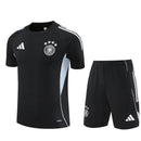 Alemania 2026 entrenamiento, Conjunto hombre Alemania, Camiseta negra Alemania, Pantalón negro Alemania, Ropa oficial Alemania DFB, Kit entrenamiento fútbol hombre, Regalo fútbol hombre Alemania, Equipación Die Mannschaft, Comprar conjunto barato, Tienda Hincha Futbolero.