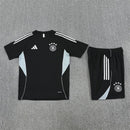 Alemania 2026 entrenamiento, Conjunto hombre Alemania, Camiseta negra Alemania, Pantalón negro Alemania, Ropa oficial Alemania DFB, Kit entrenamiento fútbol hombre, Regalo fútbol hombre Alemania, Equipación Die Mannschaft, Comprar conjunto barato, Tienda Hincha Futbolero.