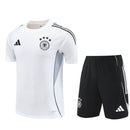 Alemania 2026 entrenamiento, Conjunto hombre Alemania, Camiseta blanca Alemania, Pantalón negro Alemania, Ropa oficial Alemania DFB, Kit entrenamiento fútbol hombre, Regalo fútbol hombre Alemania, Equipación Die Mannschaft, Comprar conjunto barato, Tienda Hincha Futbolero.