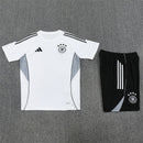Alemania 2026 entrenamiento, Conjunto hombre Alemania, Camiseta blanca Alemania, Pantalón negro Alemania, Ropa oficial Alemania DFB, Kit entrenamiento fútbol hombre, Regalo fútbol hombre Alemania, Equipación Die Mannschaft, Comprar conjunto barato, Tienda Hincha Futbolero.