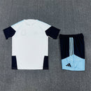 Conjunto hombre entrenamiento Selección Argentina temporada 2026 2027 camiseta blanca y pantalón corto azul marino oficial 3 estrellas fútbol técnica transpirable mundial.