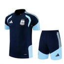 Conjunto hombre entrenamiento Selección Argentina temporada 2026 2027 camiseta y pantalón corto azul marino oficial 3 estrellas fútbol técnica transpirable mundial navy.