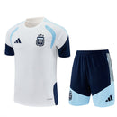 Conjunto hombre entrenamiento Selección Argentina temporada 2026 2027 camiseta blanca y pantalón corto azul marino oficial 3 estrellas fútbol técnica transpirable mundial.
