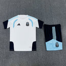 Conjunto hombre entrenamiento Selección Argentina temporada 2026 2027 camiseta blanca y pantalón corto azul marino oficial 3 estrellas fútbol técnica transpirable mundial.