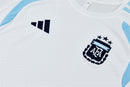 Conjunto hombre entrenamiento Selección Argentina temporada 2026 2027 camiseta blanca y pantalón corto azul marino oficial 3 estrellas fútbol técnica transpirable mundial.