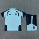 Conjunto hombre entrenamiento Selección Argentina temporada 2026 2027 camiseta azul claro celeste y pantalón corto azul marino oficial 3 estrellas fútbol técnica transpirable mundial.