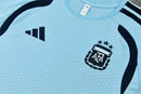 Conjunto hombre entrenamiento Selección Argentina temporada 2026 2027 camiseta azul claro celeste y pantalón corto azul marino oficial 3 estrellas fútbol técnica transpirable mundial.