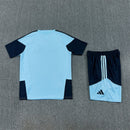 Conjunto hombre entrenamiento Selección Argentina temporada 2026 2027 camiseta azul claro celeste y pantalón corto azul marino oficial 3 estrellas fútbol técnica transpirable mundial.