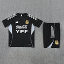 Conjunto entrenamiento hombre selección Argentina camiseta y pantalón negro temporada 2025 2026 calidad 1.1 oficial tres estrellas, Argentina 2025 entrenamiento, Conjunto Argentina negro, Chándal Argentina 25/26, Ropa entrenamiento Messi, Calidad 1.1 Albiceleste, Tienda Hincha Futbolero, Entrenamiento fútbol Argentina, Bloke Core deportivo, Pantalón entrenamiento Argentina, Regalo fútbol hombre Argentina.