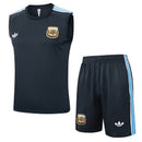 Conjunto entrenamiento hombre selección Argentina sin mangas musculosa y pantalón corto gris temporada 2025 2026 calidad 1.1 oficial, Argentina 2025 sin mangas, Musculosa Argentina gris, Conjunto entrenamiento Argentina 25/26, Ropa deportiva Argentina, Calidad 1.1 Albiceleste, Tienda Hincha Futbolero, Entrenamiento fútbol Argentina, Kit entrenamiento gris, Camiseta sin mangas Messi, Regalo fútbol hombre Argentina.
