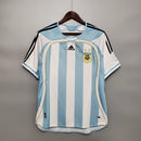Camiseta oficial de la selección de Argentina primera equipación temporada 2006 2007 color albiceleste retro para hombre de Tienda Hincha Futbolero, Camiseta Argentina retro, Argentina 2006/07, Ropa Argentina vintage, Comprar camiseta Argentina albiceleste, AFA, Camisetas fútbol retro, Retro Argentina 2007, Colección selección argentina, Fútbol años 2000.