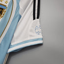 Camiseta oficial de la selección de Argentina primera equipación temporada 2006 2007 color albiceleste retro para hombre de Tienda Hincha Futbolero, Camiseta Argentina retro, Argentina 2006/07, Ropa Argentina vintage, Comprar camiseta Argentina albiceleste, AFA, Camisetas fútbol retro, Retro Argentina 2007, Colección selección argentina, Fútbol años 2000.