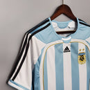Camiseta oficial de la selección de Argentina primera equipación temporada 2006 2007 color albiceleste retro para hombre de Tienda Hincha Futbolero, Camiseta Argentina retro, Argentina 2006/07, Ropa Argentina vintage, Comprar camiseta Argentina albiceleste, AFA, Camisetas fútbol retro, Retro Argentina 2007, Colección selección argentina, Fútbol años 2000.