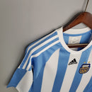 Camiseta oficial de la selección de Argentina primera equipación temporada 2010 2011 retro para hombre de Tienda Hincha Futbolero, Camiseta Argentina retro, Argentina 10/11, Ropa Argentina vintage, Comprar camiseta Argentina antigua, Albiceleste, AFA, Camisetas fútbol retro, Retro Argentina 2010, Colección selección argentina.