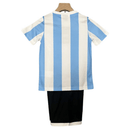 Conjunto infantil retro selección Argentina 1986 primera equipación albiceleste y pantalón negro calidad 1.1 premium época Maradona campeón del mundo oficial, Argentina infantil retro, Conjunto niño Argentina 1986, Ropa selección Argentina niños retro, Equipación Argentina junior 86, Calidad 1.1 infantil, Tienda Hincha Futbolero, Regalo niño Argentina fútbol, Camiseta albiceleste niño retro, Argentina Kids Retro 1986.