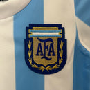 Conjunto infantil retro selección Argentina 1986 primera equipación albiceleste y pantalón negro calidad 1.1 premium época Maradona campeón del mundo oficial, Argentina infantil retro, Conjunto niño Argentina 1986, Ropa selección Argentina niños retro, Equipación Argentina junior 86, Calidad 1.1 infantil, Tienda Hincha Futbolero, Regalo niño Argentina fútbol, Camiseta albiceleste niño retro, Argentina Kids Retro 1986.