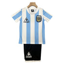 Conjunto infantil retro selección Argentina 1986 primera equipación albiceleste y pantalón negro calidad 1.1 premium época Maradona campeón del mundo oficial, Argentina infantil retro, Conjunto niño Argentina 1986, Ropa selección Argentina niños retro, Equipación Argentina junior 86, Calidad 1.1 infantil, Tienda Hincha Futbolero, Regalo niño Argentina fútbol, Camiseta albiceleste niño retro, Argentina Kids Retro 1986.