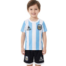 Conjunto infantil retro selección Argentina 1986 primera equipación albiceleste y pantalón negro calidad 1.1 premium época Maradona campeón del mundo oficial, Argentina infantil retro, Conjunto niño Argentina 1986, Ropa selección Argentina niños retro, Equipación Argentina junior 86, Calidad 1.1 infantil, Tienda Hincha Futbolero, Regalo niño Argentina fútbol, Camiseta albiceleste niño retro, Argentina Kids Retro 1986.