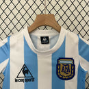Conjunto infantil retro selección Argentina 1986 primera equipación albiceleste y pantalón negro calidad 1.1 premium época Maradona campeón del mundo oficial, Argentina infantil retro, Conjunto niño Argentina 1986, Ropa selección Argentina niños retro, Equipación Argentina junior 86, Calidad 1.1 infantil, Tienda Hincha Futbolero, Regalo niño Argentina fútbol, Camiseta albiceleste niño retro, Argentina Kids Retro 1986.