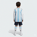 Conjunto infantil niño selección Argentina primera equipación manga larga y pantalón temporada 2025 2026 calidad 1.1 oficial, Argentina niño 2025, Conjunto infantil Argentina manga larga, Camiseta Argentina niño barata, Equipación Argentina niño 3 estrellas, Calidad 1.1 Albiceleste, Tienda Hincha Futbolero, Regalo fútbol niño Argentina, Kit fútbol infantil Argentina 25/26, Camiseta manga larga niños, Ropa deportiva niño Argentina.