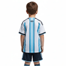 Conjunto infantil niño selección Argentina primera equipación camiseta celeste y blanca y pantalón corto negro temporada 2026 2027 calidad 1.1 oficial, Argentina niño 2026, Conjunto infantil Argentina, Camiseta Argentina niño barata, Equipación Argentina niño 3 estrellas, Calidad 1.1 Albiceleste, Tienda Hincha Futbolero, Regalo fútbol niño Argentina, Kit fútbol infantil Argentina 26/27, Camiseta Messi niño 2026, Ropa deportiva niño Argentina.