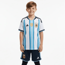 Conjunto infantil niño selección Argentina primera equipación camiseta celeste y blanca y pantalón corto negro temporada 2026 2027 calidad 1.1 oficial, Argentina niño 2026, Conjunto infantil Argentina, Camiseta Argentina niño barata, Equipación Argentina niño 3 estrellas, Calidad 1.1 Albiceleste, Tienda Hincha Futbolero, Regalo fútbol niño Argentina, Kit fútbol infantil Argentina 26/27, Camiseta Messi niño 2026, Ropa deportiva niño Argentina.