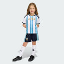 Conjunto infantil niño selección Argentina primera equipación camiseta celeste y blanca y pantalón corto negro temporada 2026 2027 calidad 1.1 oficial, Argentina niño 2026, Conjunto infantil Argentina, Camiseta Argentina niño barata, Equipación Argentina niño 3 estrellas, Calidad 1.1 Albiceleste, Tienda Hincha Futbolero, Regalo fútbol niño Argentina, Kit fútbol infantil Argentina 26/27, Camiseta Messi niño 2026, Ropa deportiva niño Argentina.