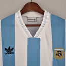 Camiseta oficial de la selección de Argentina primera equipación temporada 1993 1994 retro para hombre de Tienda Hincha Futbolero, Camiseta Argentina retro, Argentina 93/94, Ropa Argentina vintage, Comprar camiseta Argentina antigua, Albiceleste, AFA, Camisetas fútbol retro, Retro Argentina 1994, Colección selección argentina, Copa América 93.