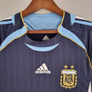 Camiseta oficial de la selección de Argentina segunda equipación temporada 2006 2007 color azul marino retro para hombre de Tienda Hincha Futbolero, Camiseta Argentina retro, Argentina 2006/07, Ropa Argentina vintage, Comprar camiseta Argentina azul marino, Albiceleste, AFA, Camisetas fútbol retro, Retro Argentina 2007, Colección selección argentina, Fútbol años 2000.